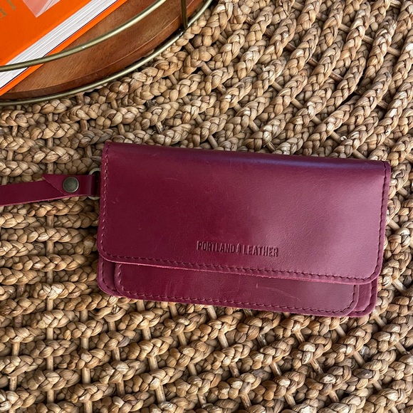 Portland Leather Goods ‘Almost Perfect’ Lily Wristlet in Boysenberry - Picture 3 of 8